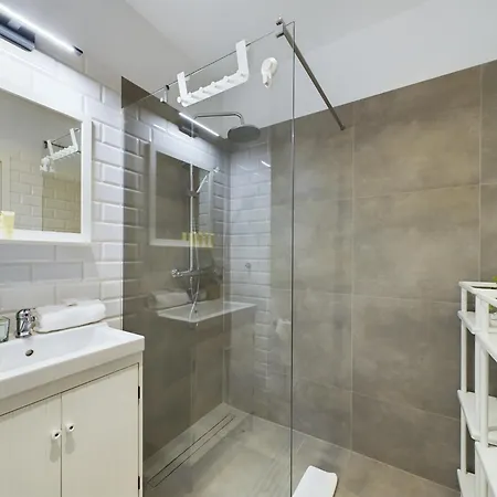 Elegancki Apartament Blisko Rzeki W Krakowie Z Biurkiem Do Pracy Zdalnej By Renters