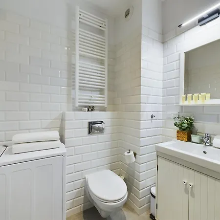 Elegancki Apartament Blisko Rzeki W Krakowie Z Biurkiem Do Pracy Zdalnej By Renters Apartment Krakow